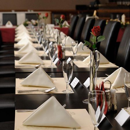 Hotel Zlata Stika Pardubice Bagian luar foto