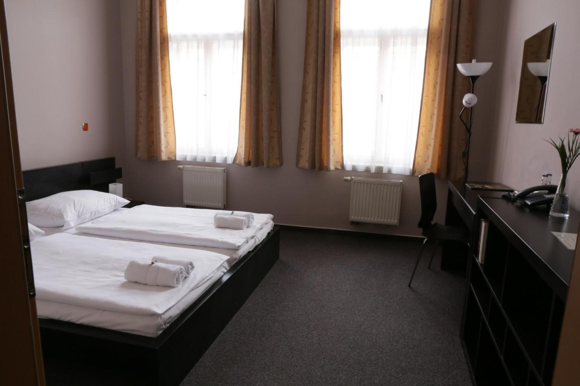 Hotel Zlata Stika Pardubice Bagian luar foto