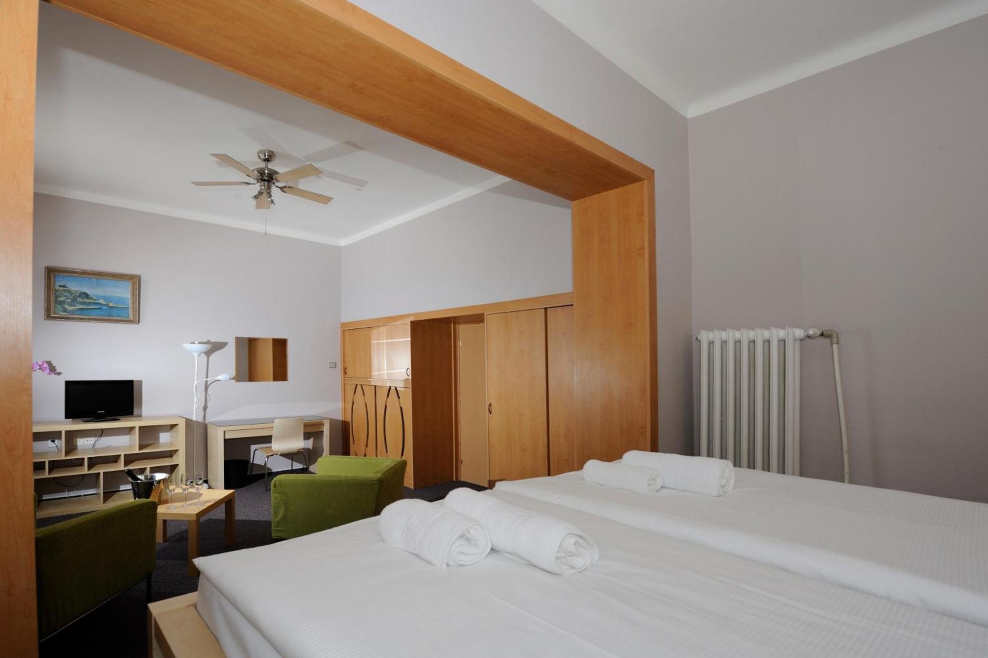 Hotel Zlata Stika Pardubice Bagian luar foto