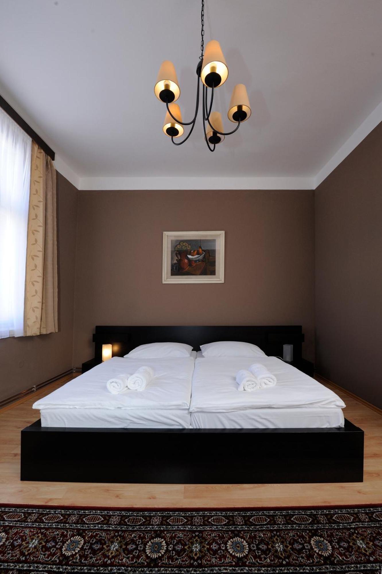 Hotel Zlata Stika Pardubice Bagian luar foto