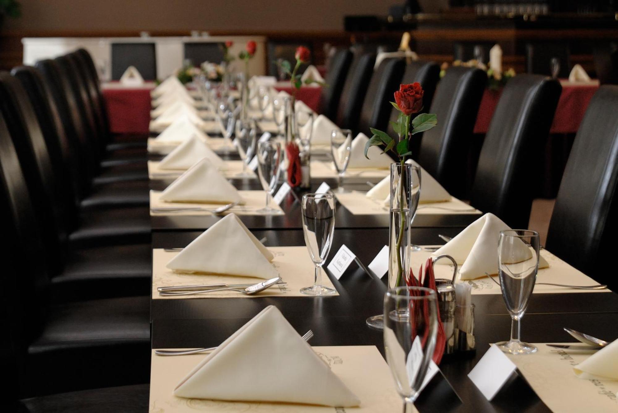 Hotel Zlata Stika Pardubice Bagian luar foto