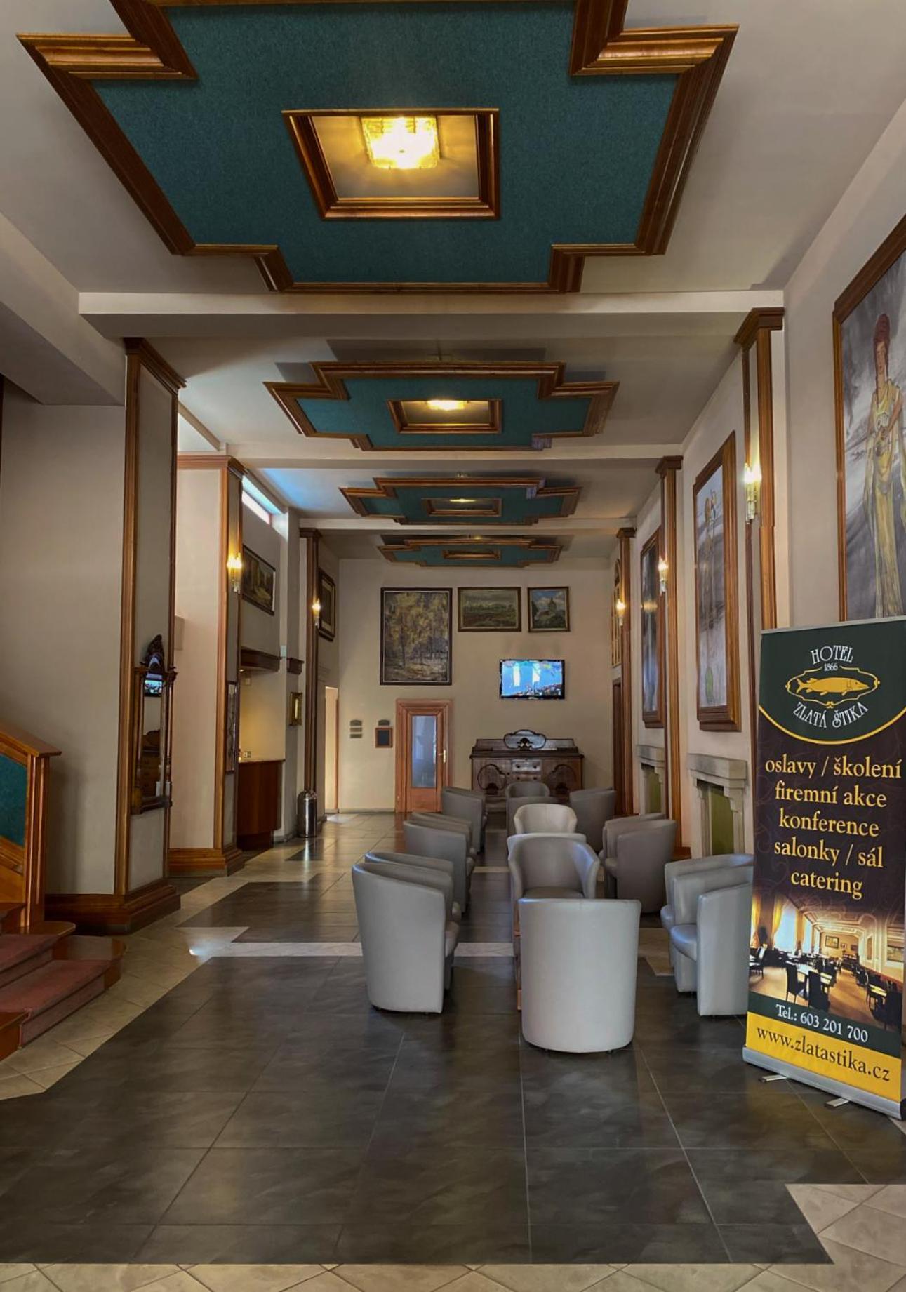 Hotel Zlata Stika Pardubice Bagian luar foto