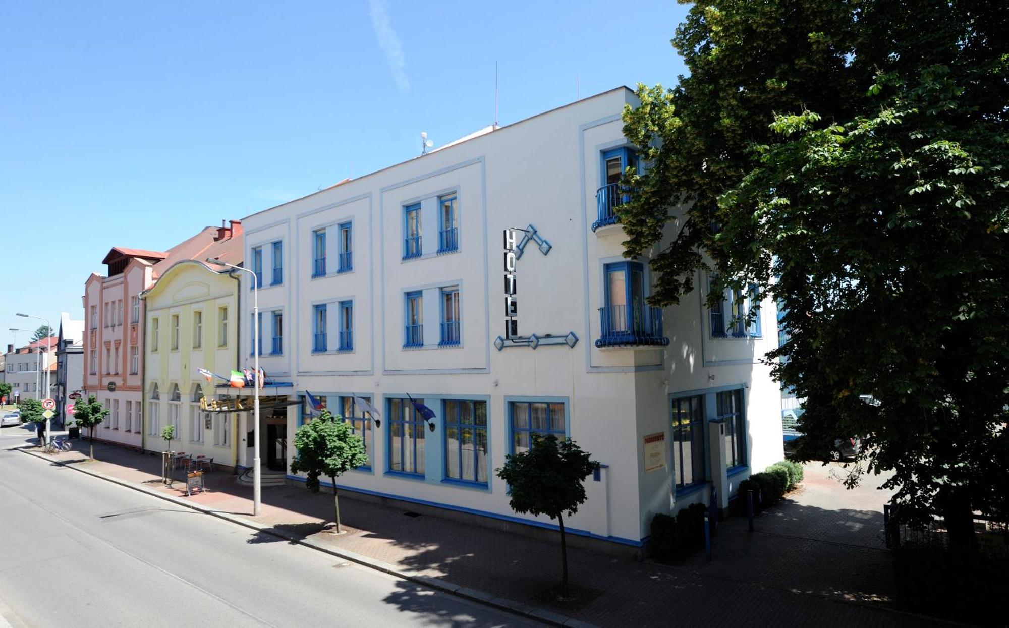 Hotel Zlata Stika Pardubice Bagian luar foto