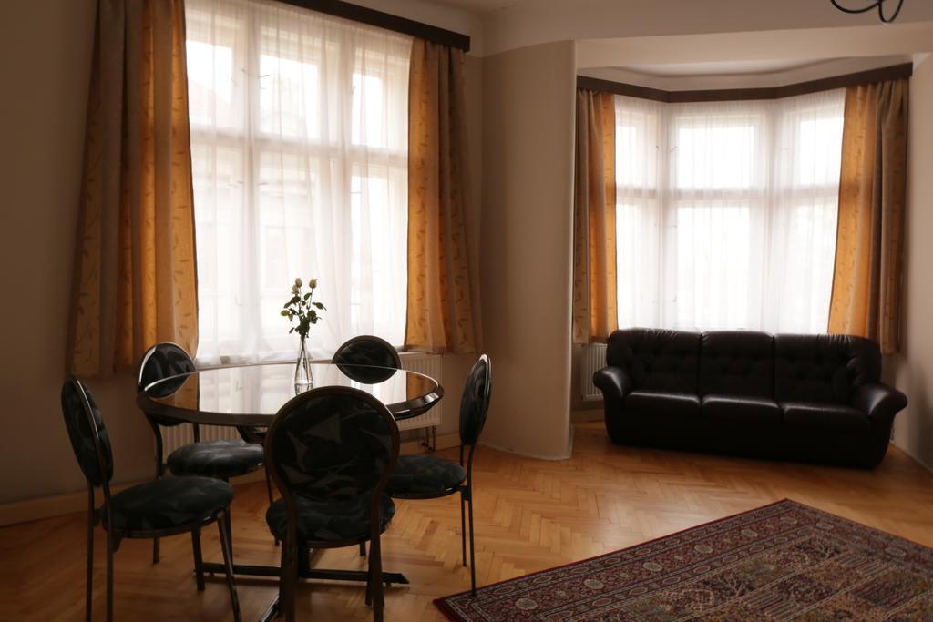 Hotel Zlata Stika Pardubice Bagian luar foto